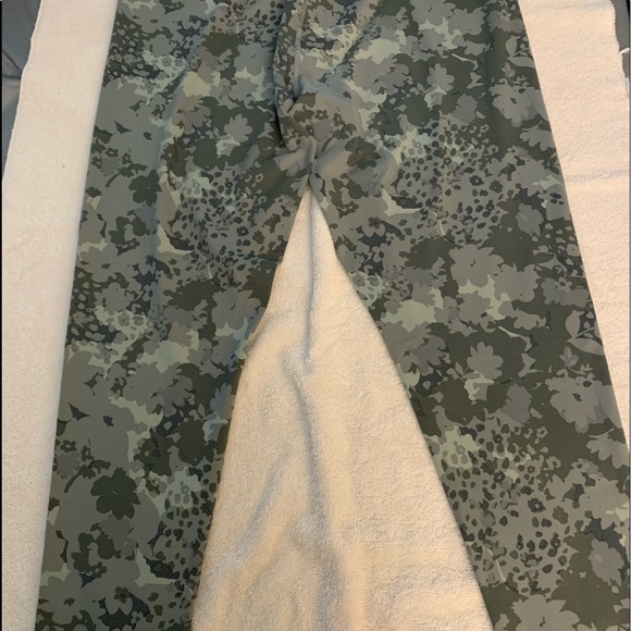 Maurice’s XL Long Camo leggings great to pair with anything this fall/winter!! - Picture 3 of 6